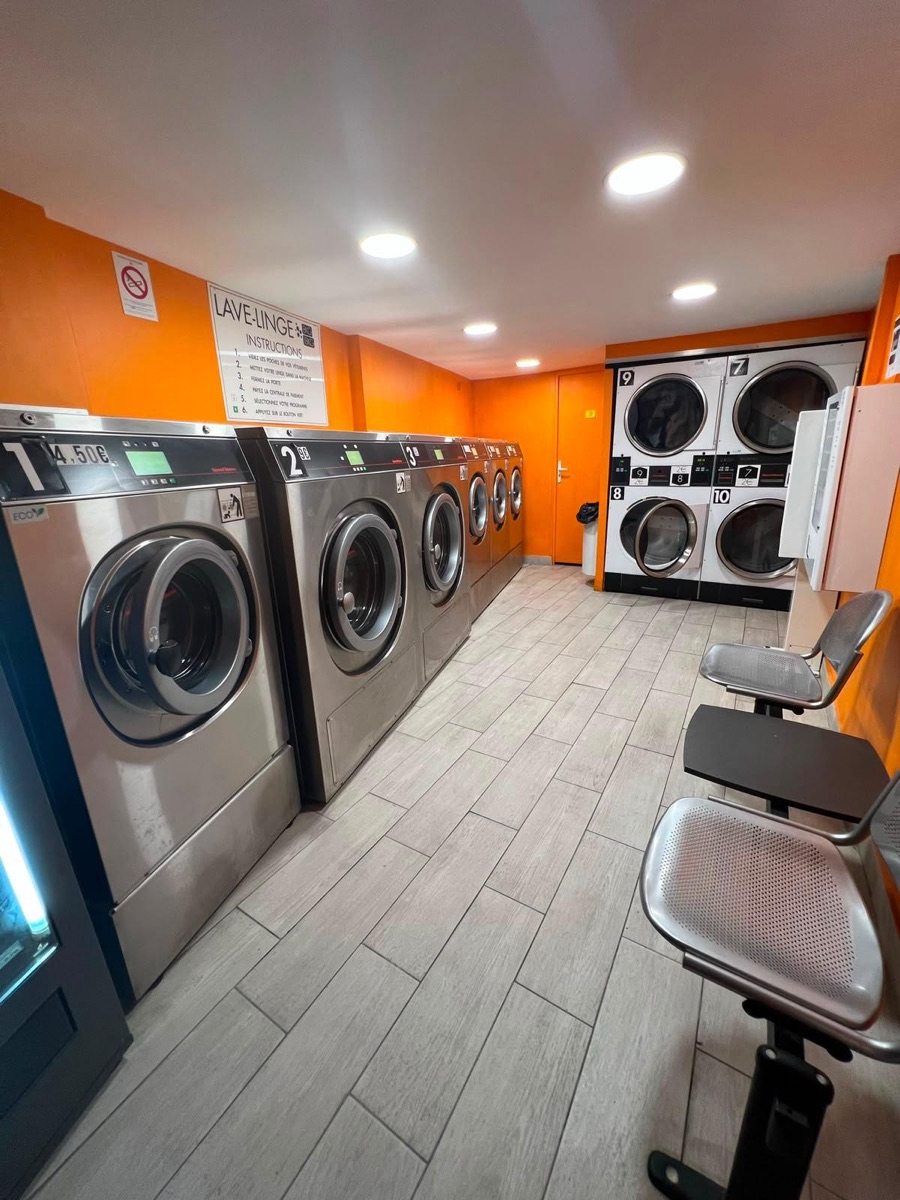 Intérieur de la laverie de Gardanne, machines et séchoirs